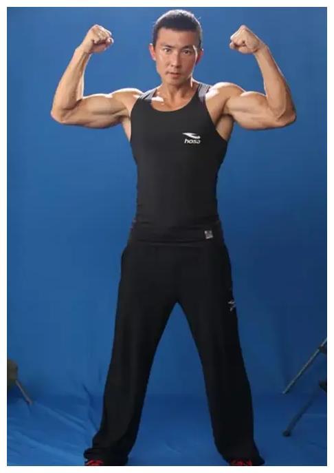 就这样,刘畊宏变成了浑身都是肌肉的壮男.