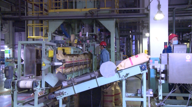 在吉林石化公司有机合成厂丁苯橡胶装置生产现场,三条生产线开足马力