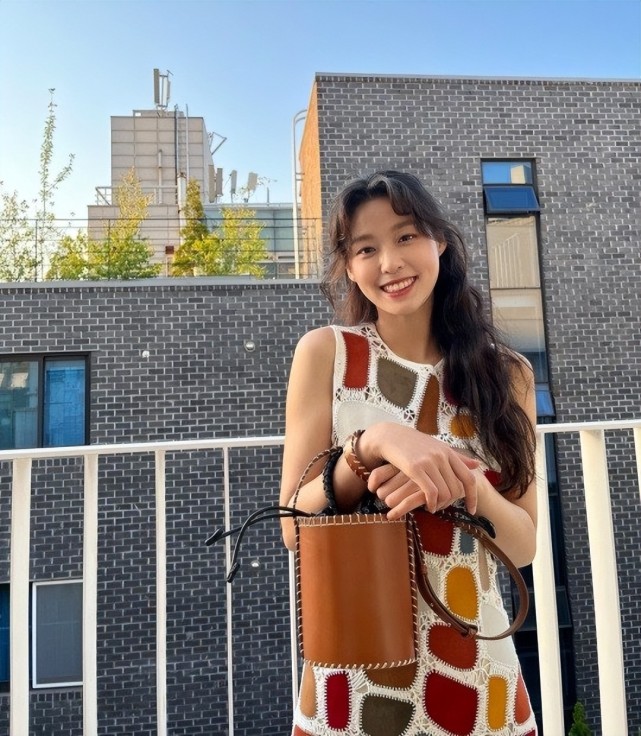 cnblue成员姜敏赫通过评论留言:"你很漂亮",也引起了人们的注意.