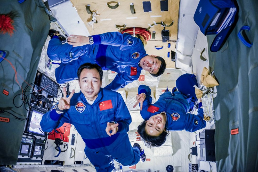 决胜空间站神舟十四号3名航天员亮相首位女航天员再担重任