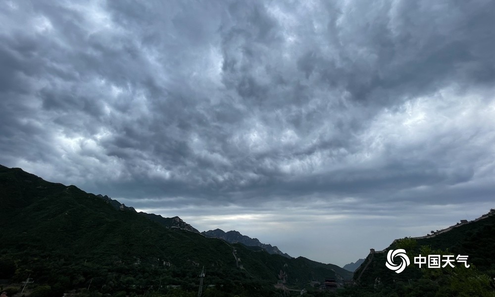受雷雨云团影响今晨北京昌平天空乌云翻滚
