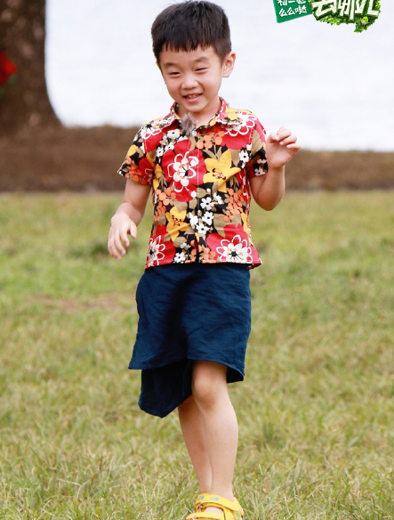 杨威晒儿子打高尔夫,12岁杨阳又瘦又高变化大,手臂肌肉线条抢镜