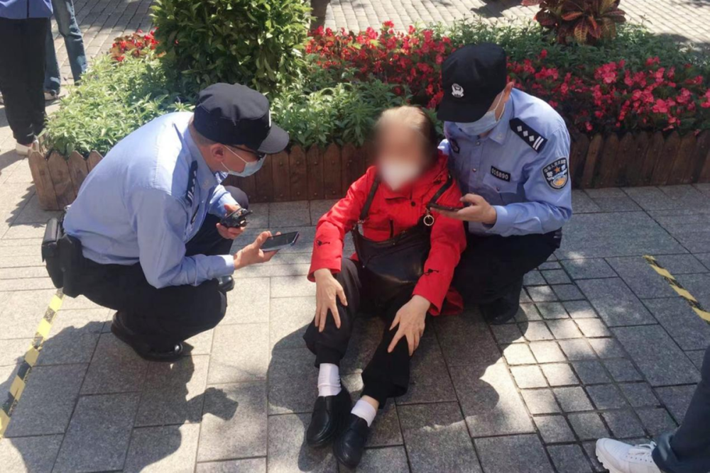 6月3日7时,延寿县公安局民警在延寿大桥南卡点执勤时接到群众求助