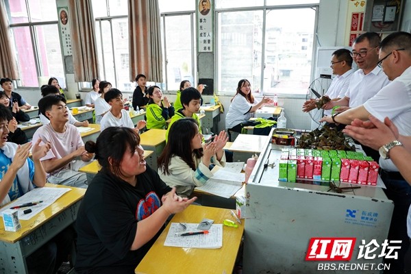 摄影:滕树明▲图说:6月3日,当天是端午假期,麻阳苗族自治县民族中 