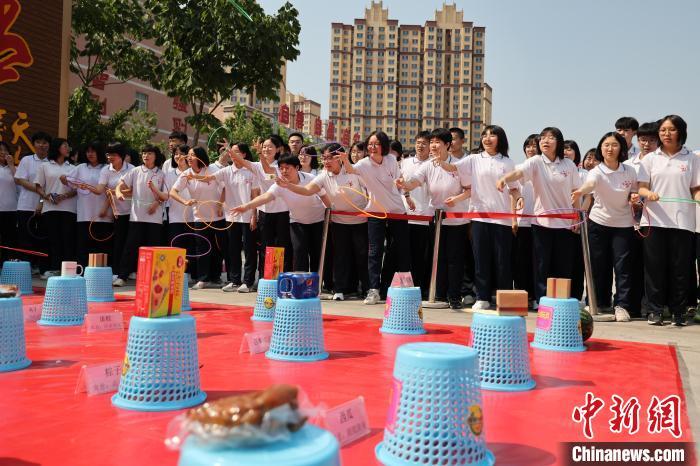 河北衡水二中花式助考幸运套圈为学生减压
