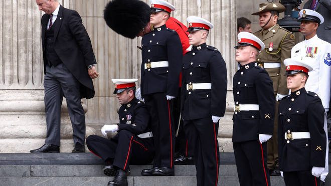 英国女王登基70周年庆典活动上，5名皇家仪仗兵因20℃高温晕倒…同桌100网课一月多少钱