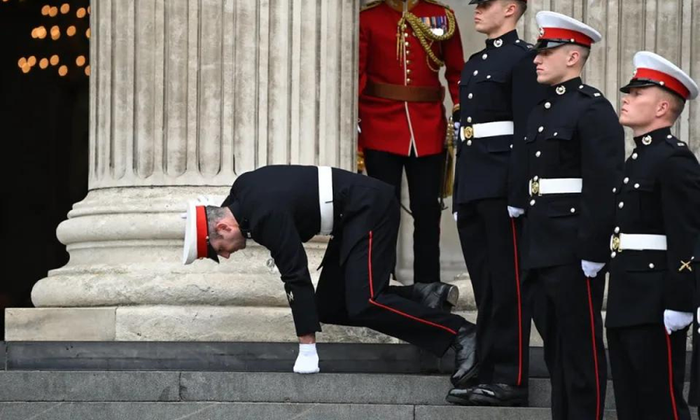 英国女王登基70周年庆典活动上，5名皇家仪仗兵因20℃高温晕倒…600549厦门钨业
