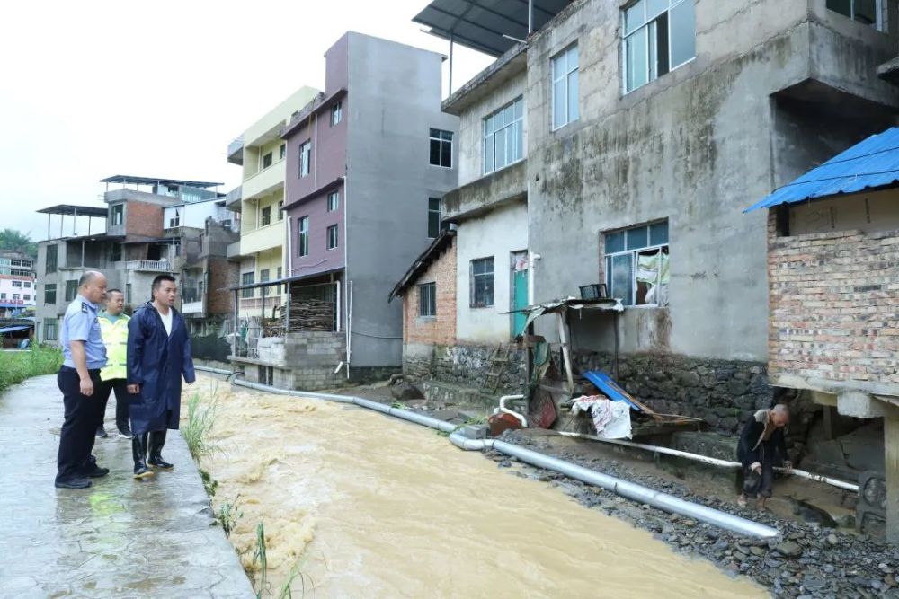 公安心向党护航新征程突发罗甸连夜暴雨民警全力抗洪抢险