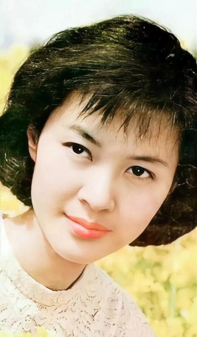 "80年代女神"方舒:为爱情当红时隐退,2婚2离,她后悔过吗?