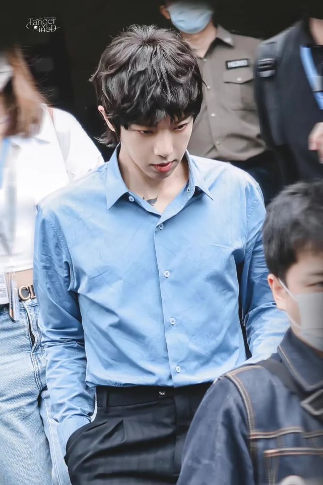 发布会在横店举办,在饭拍路透上班图可以看到,华晨宇一身身着蓝色衬衫