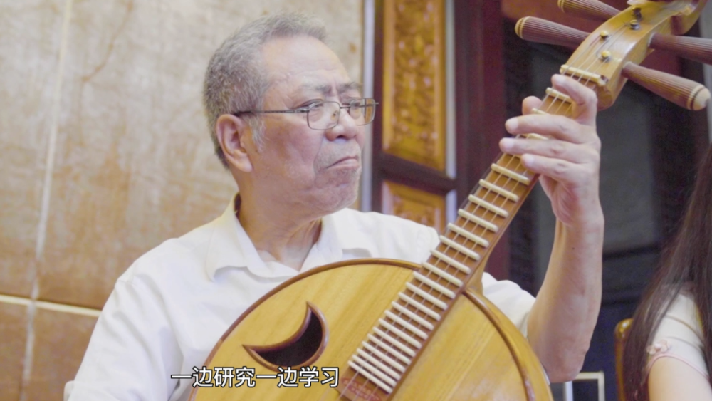 70多岁的何滋浦是地道的沙湾人,曾在育才小学教授民乐多年.