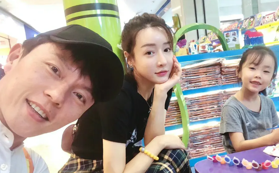 的正面照来看,糖豆的眉眼精致,很是呆萌可爱,像极了演员妈妈何彦霓