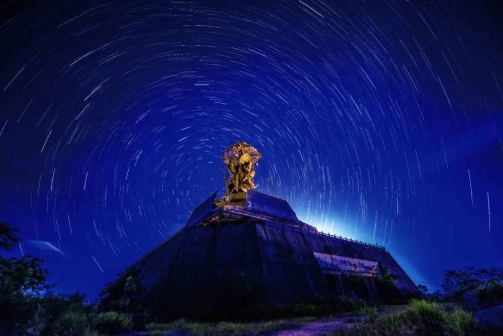 蝶恋花·游仙岳山李芬山路车驰毋用杖,树茂泉清,结伴重来访.