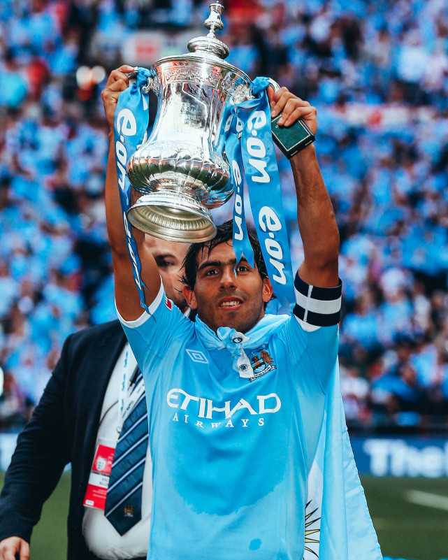 曼城官方写道:"我们祝福卡洛斯-特维斯退役后一切顺利.