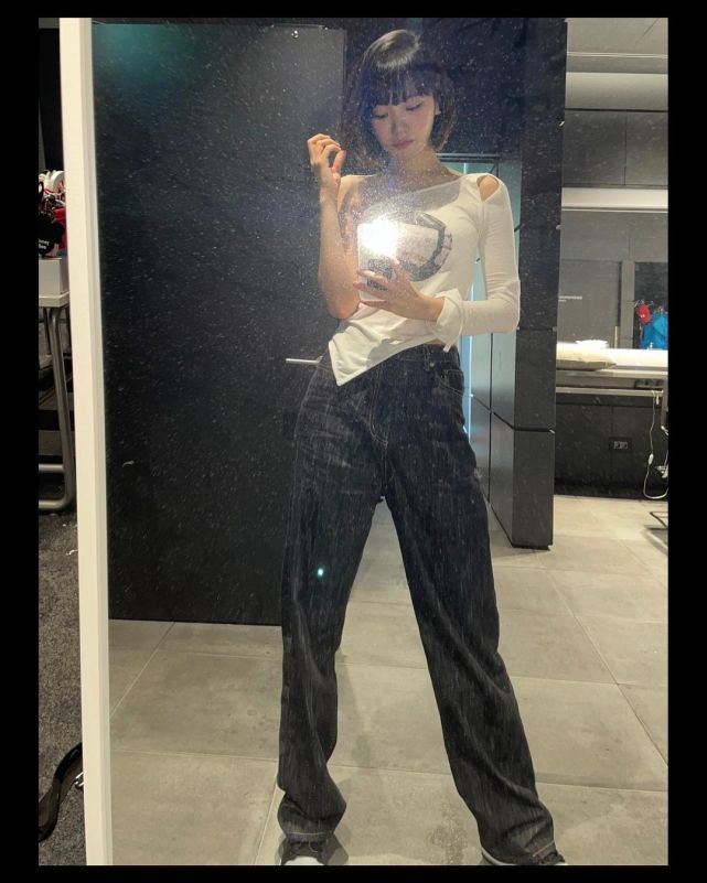 le sserafim金采源晒自拍,直角肩蚂蚁腰,秀出好身材