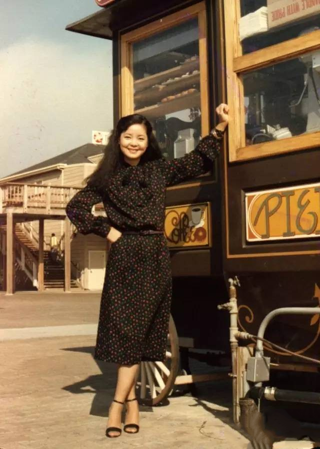 人美歌甜就算邓丽君的穿搭才让人叹服时髦潮流甜美不失大气美