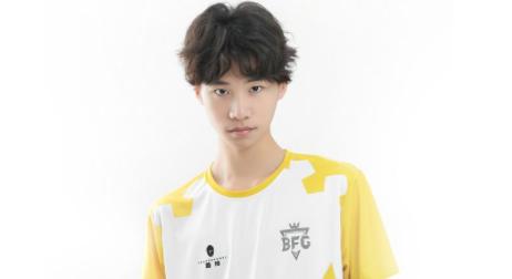 bfg的实力比较一般,在kgl也算是比较差的,蓝柚在打野和射手之间来回