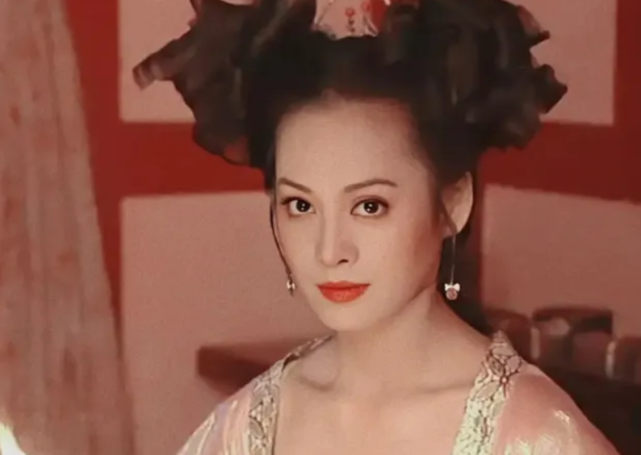 50岁的宁静变了?谈儿时经历落泪,坚硬的外表是她的保护色