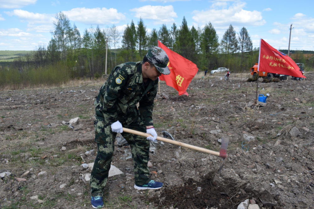 乡风文明试点村镇建设瓦拉干镇人大代表种植忙助力产业促发展