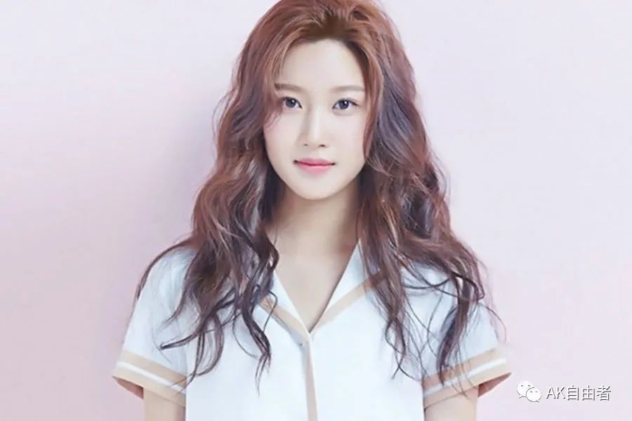 任朱静(文佳瑛饰演)透过化妆变成校园女神和隐藏伤痛的高冷校草李修豪