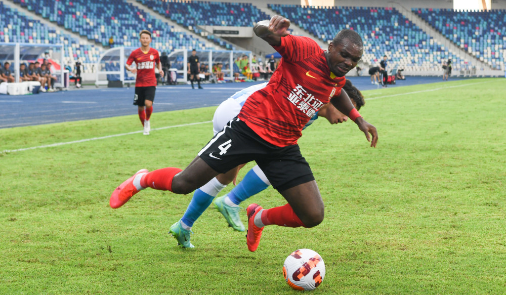 长春亚泰胜广州城6月4日,长春亚泰队球员奥克雷(前)在比赛中拼抢