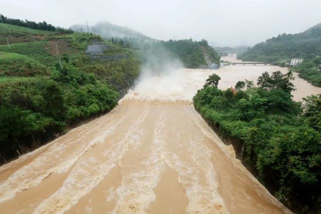 汛情融安这个水库开闸泄洪场面壮观