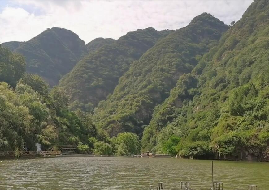 境內有山雄,水碧,林茂的玉皇尖森林公園,全國獨一無二的湯河溫泉裸浴