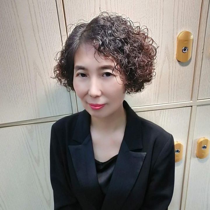 六十岁的老年女性怎样烫发好看9款减龄的卷发时髦洋气又大气