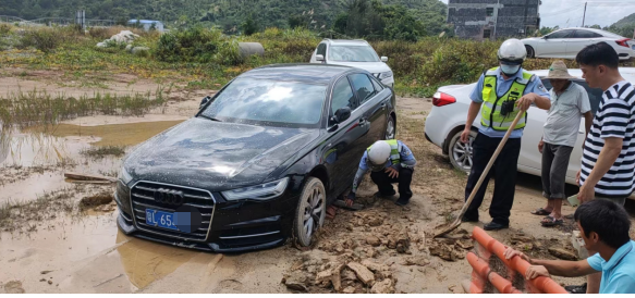 吉隆交警中隊太難了眼看奧迪車在泥濘中越陷越深丨護航端午