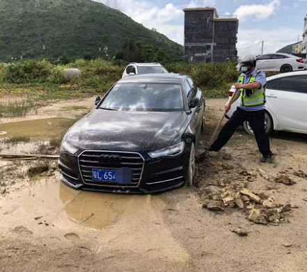 吉隆交警中隊太難了眼看奧迪車在泥濘中越陷越深丨護航端午