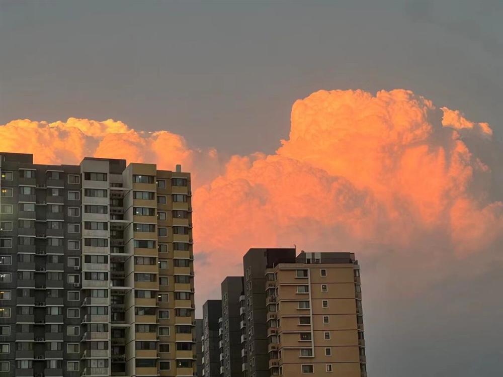 绝美橘色云朵刷屏北京人朋友圈，专家：常伴冰雹大风的积雨云