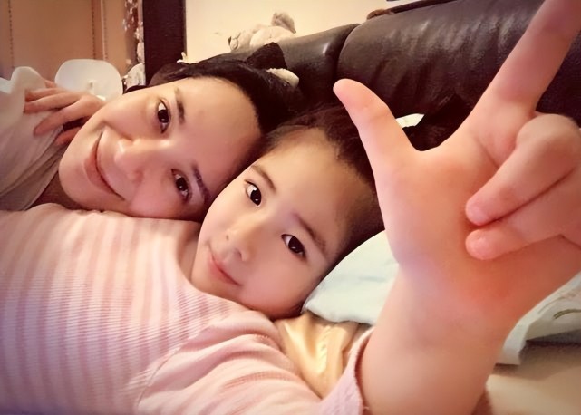 47岁郭羡妮罕晒母女合影长发红唇太精致澄清女儿出道拍戏传闻