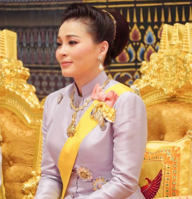 苏提达设计出新发型,"花苞头"又美又仙,70岁泰王全程挪不开眼