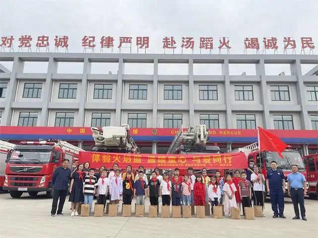 消防指战员们带着队员来到消防车前,为他们讲解器材的性能和功能用途