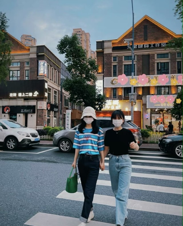 闺蜜晒与赵丽颖合照,二人手牵手逛街心情好,熬大夜谈心姐妹情深