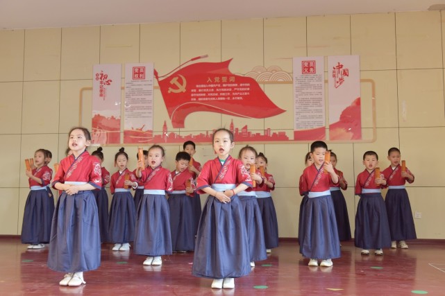 《中國話》,唱誦《大學》,京劇選段《都有一顆紅亮的心》,《梨花頌》