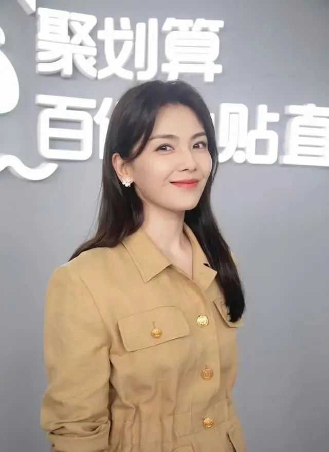 刘涛才是标准的气质美女,穿卡其色工装套装干练优雅,高级有范
