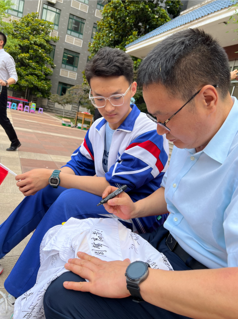 济南一中老师在校服上给学生写下祝福 山东商报·速豹新闻网记者 张