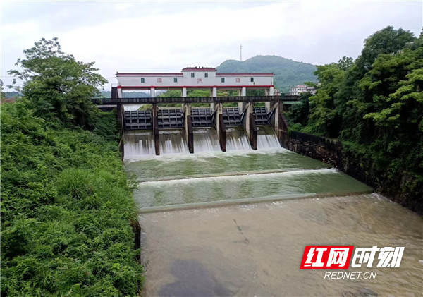 娄星区水利部门凌晨检查高灯河双江段水情.