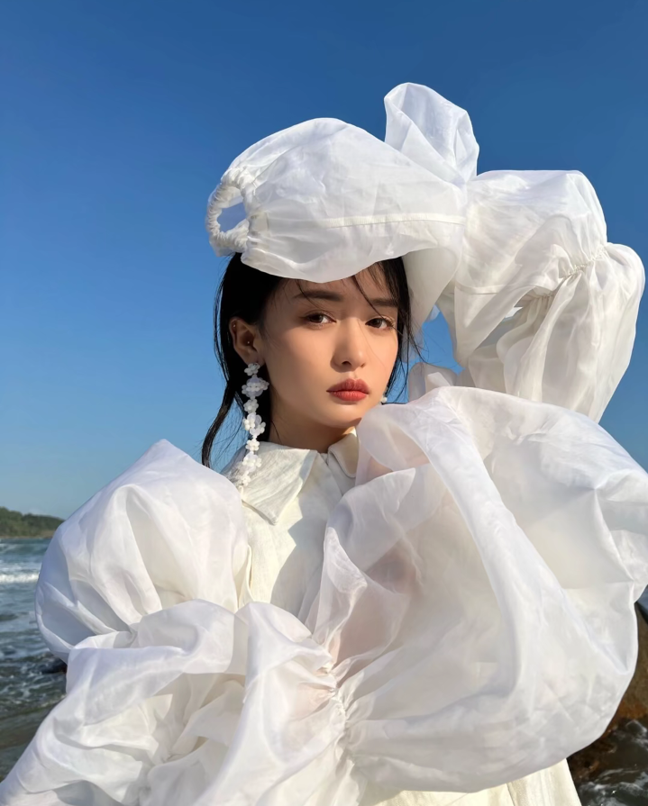 女头海风吹不散玫瑰月色难逃皎皎