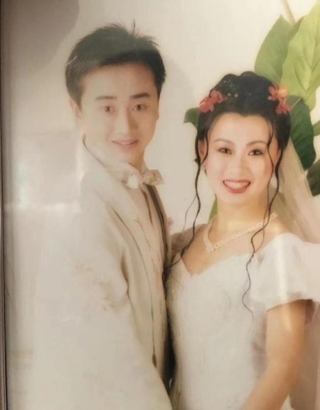 赵本山徒弟闫光明,靠颜值出圈,凭借努力从小学文凭变成大学教授