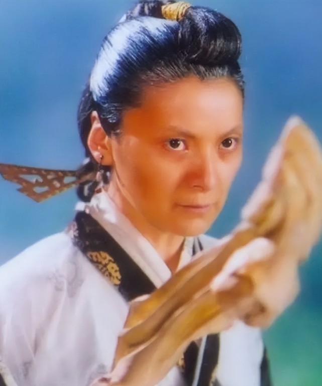 54岁金花婆婆曝近照!打扮时尚颜值仍在线,脸部歪斜不对称引热议