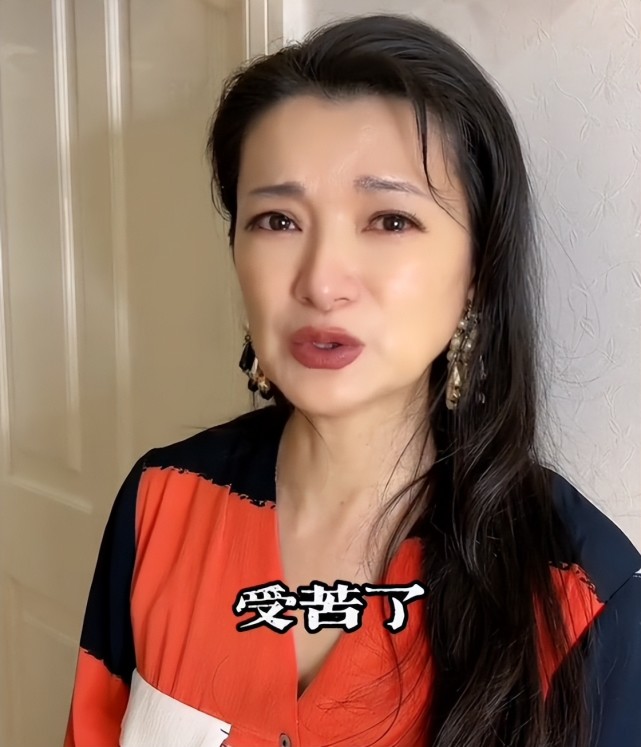 54岁金花婆婆曝近照打扮时尚颜值仍在线脸部歪斜不对称引热议