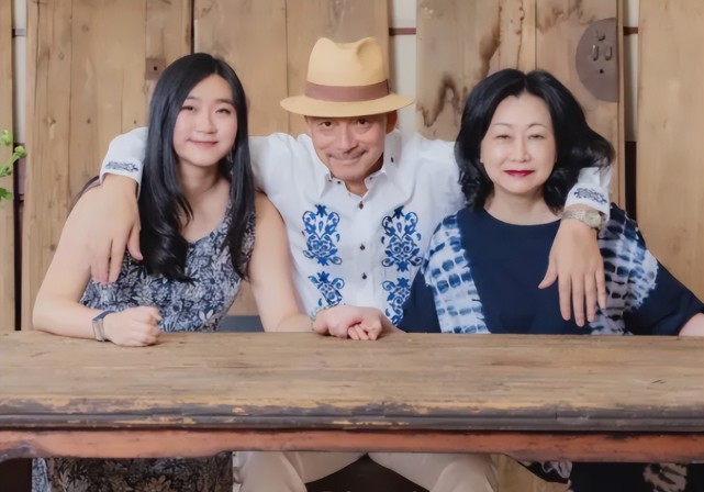 老戏骨林栋甫罕露面弯腰与美女合影显绅士去年被曝开出租车