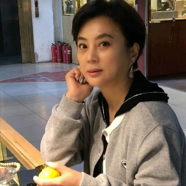 玉兔精李玲玉開播,千元禮物換來一首歌,網友表示太現實