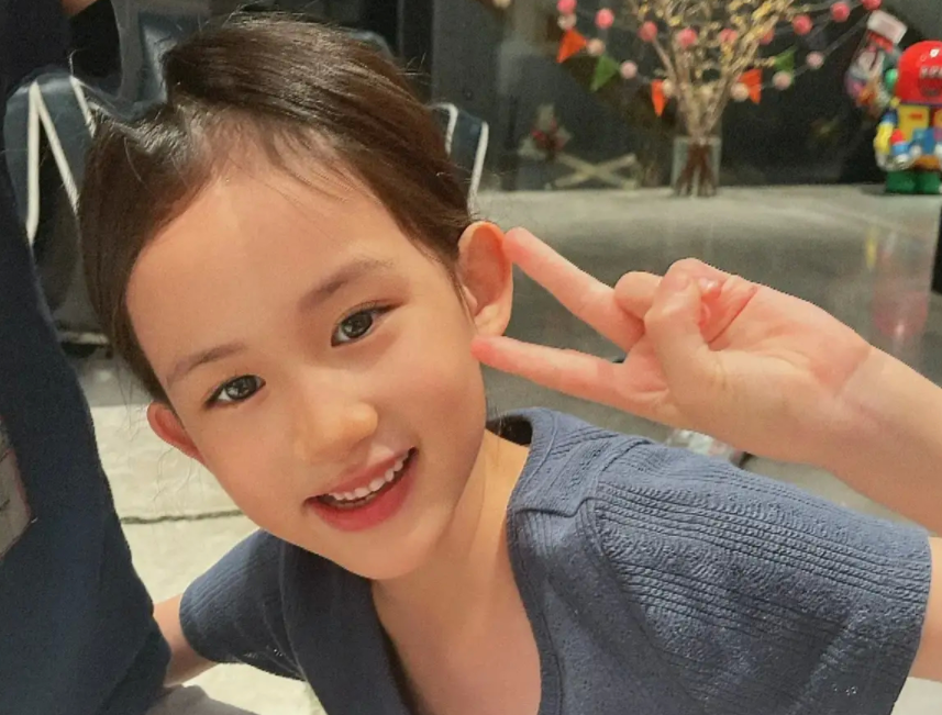 比起姐姐的好看,黄少艾甚至可以说是漂亮,小小年纪