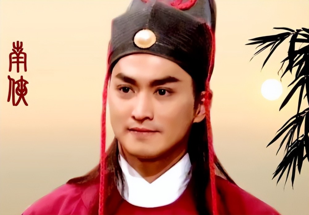 展昭何家劲街头做公益腰上系垃圾袋捡烟头62岁身材健硕