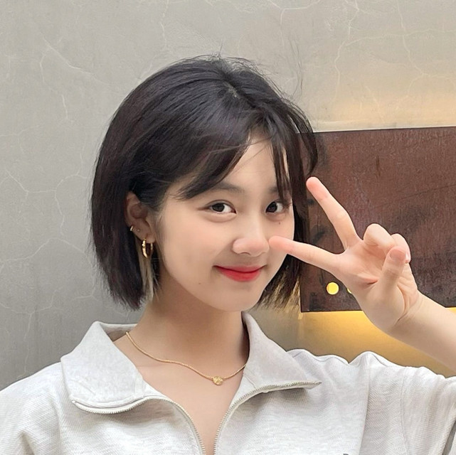 黄多多晒近照挑染短发气质清冷建议打包进组青春小说女主