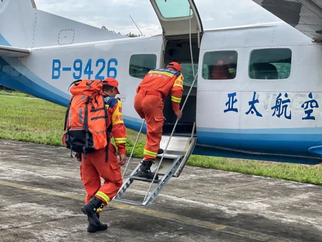 支隊同步聯動轄區西慶機場緊急起飛1架教練機協助進行災區災情空中