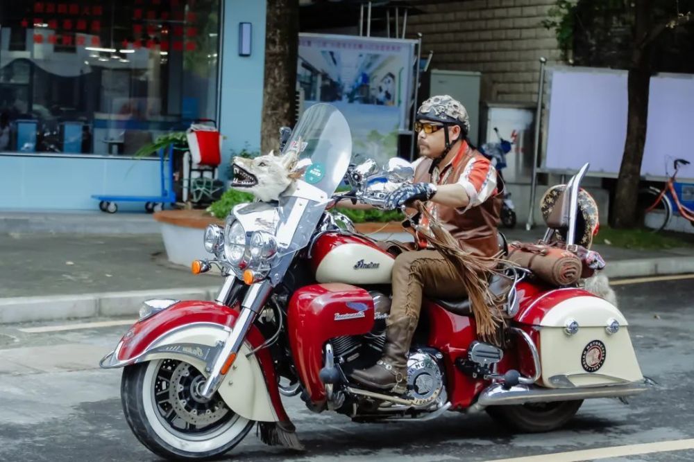 上午9时,骑士乘风而来,手缠五色丝线,车挂多彩香囊,集结花溪公园,互致